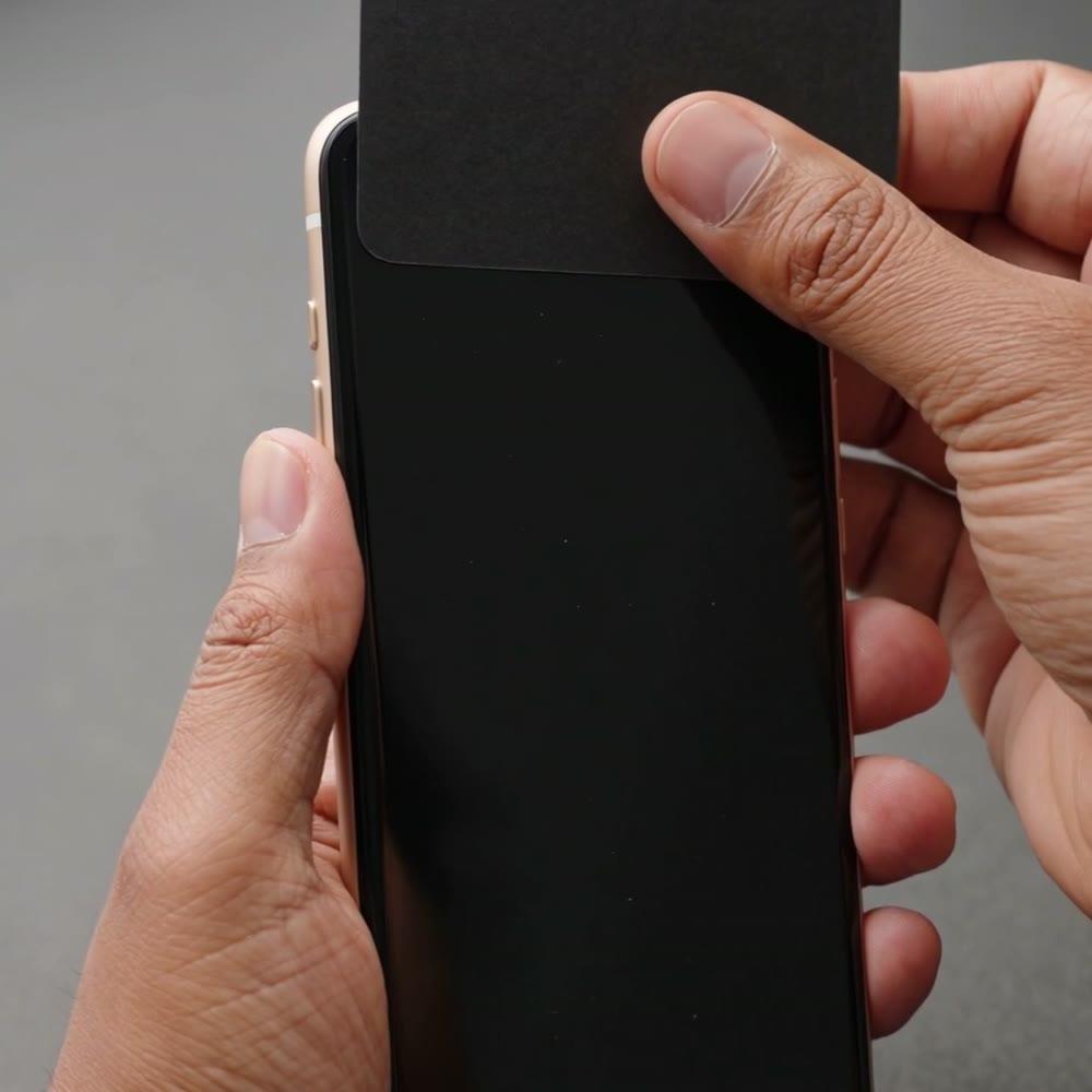 Una tarjeta acercándose a un celular; en la pantalla se abre la tarjeta digital.